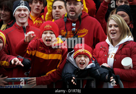 Dic. 30, 2012 - Memphis, Tenn, U.S. - 30 dicembre 2012 - Iowa State fans Brett Baxter,10 (metà sinistra) e Dylan Tyler,10, (centro destra) sia di Des Moines, Iowa celebrare mentre sfidando il freddo durante la Beale Street Parade di domenica pomeriggio. Iowa Stato prenderà in Tulsa durante la cinquantaquattresima AutoZone Liberty Bowl lunedì pomeriggio. (Credito Immagine: © Mark Weber/l'appello commerciale/ZUMAPRESS.com) Foto Stock