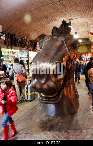 Giant testa di cavallo statua a Camden Lock market, London, Regno Unito Foto Stock