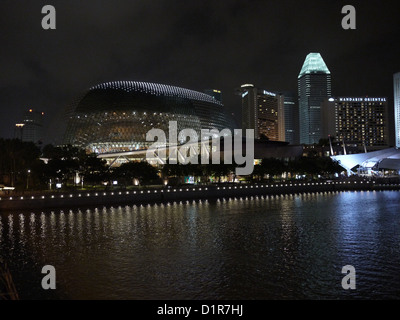Esplanade - Il Teatro sulla Baia è un centro per le arti dello spettacolo in Singapore. L'edificio è simile a quella di attualità frutto Durian. Foto Stock