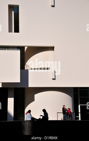 Barcellona, in Catalogna, Spagna. Il Museu d'Art Contemporani de Barcelona (MACBA) in Plaça dels Angels. Le persone al di fuori di relax Foto Stock