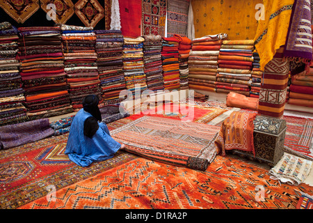 Il Marocco, Ouarzazate, negozio chiamato Labyrinthe du Sud, la vendita di tappeti, tappeti, arazzi, souvenir, antichità e ceramiche. Foto Stock