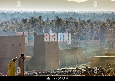 Il Marocco, vicino a Zagora, kasbah Ziwane vicino a hotel Dar El Hiba. Tramonto sull'oasi e palme. kasbah e ksar. Foto Stock