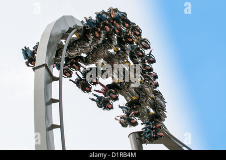 Lo sciame roller coaster ride. Thorpe Park Theme Park, Surrey, Inghilterra, Regno Unito. Pleasure park and ride bella giornata di divertimento. (Close up) Foto Stock