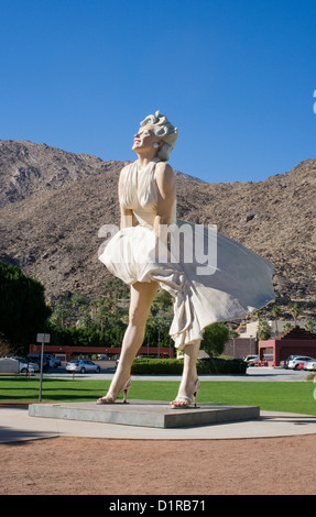 Fotografia a colori di Marilyn Monroe della statua di Seward Johnson, Palm Springs, CA, Stati Uniti d'America, America del Nord Foto Stock