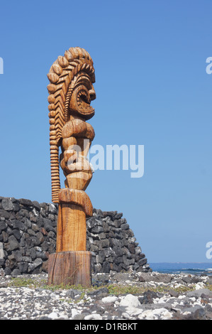 Antica statua in legno di un dio hawaiano a ke'eku Heiau , pre-tempio cristiano vicino Kahalu'u Bay, Hawaii Foto Stock