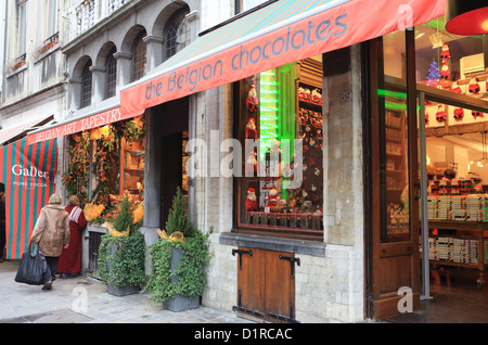 Decorate shop fronti a tempo di Natale vicino alla Grand Place, a Bruxelles, in Belgio Foto Stock