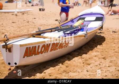 Tradizionale barca di salvataggio surf appartenente al club di salvataggio surf di Avalon Beach, Sydney, NSW, Australia Foto Stock