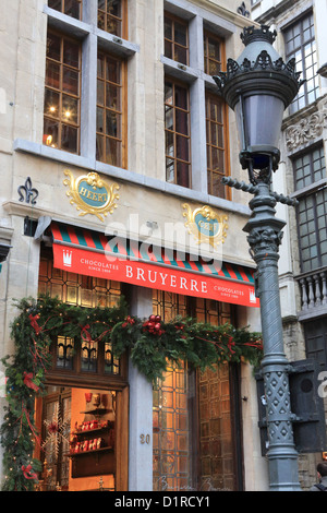 Un belga il negozio di cioccolato al tempo di Natale, in un angolo della Grand Place di Bruxelles, in Belgio Foto Stock