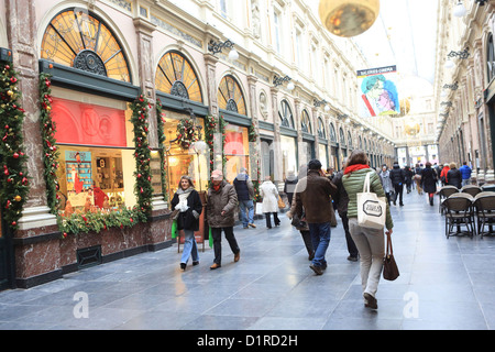 Shopping di Natale nelle gallerie Royales St Hubert arcade a Bruxelles, in Belgio Foto Stock