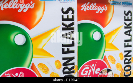 Una chiusura di due scatole di Kellogg's cornflakes. Foto Stock