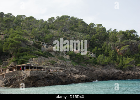 Cala Deia è una piccola baia con un po' di spiaggia e due ristoranti. Questo è Ca's Patro Marzo Foto Stock