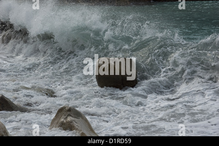 Cala Deia è una piccola baia con un po' di spiaggia e due ristoranti. Molti escursionisti da Soller prendere un pranzo e un tuffo qui. Foto Stock