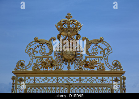 Dettaglio del Golden Gate ingresso alla Reggia di Versailles, Parigi, Francia Foto Stock