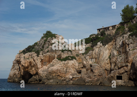 Cala Deia è una piccola baia con un po' di spiaggia e due ristoranti. Molti escursionisti da Soller prendere un pranzo e un tuffo qui. Foto Stock