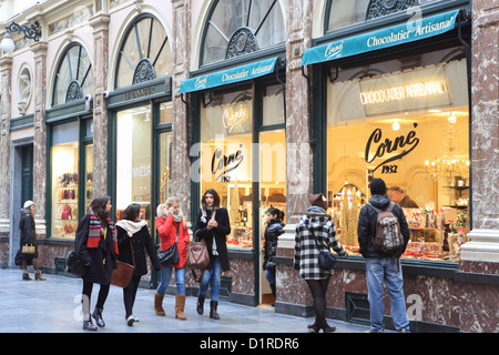 Shopping di Natale nelle gallerie Royales St Hubert arcade a Bruxelles. Belgio, Europa Foto Stock