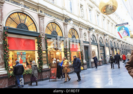 Shopping di Natale nelle gallerie Royales St Hubert arcade a Bruxelles. Belgio, Europa Foto Stock