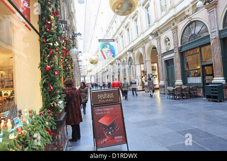 Shopping di Natale nelle gallerie Royales St Hubert arcade a Bruxelles. Belgio, Europa Foto Stock