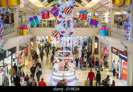 Una giornata al Metrocentre shopping mall a Natale. Foto Stock