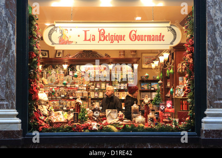 Shopping di Natale nelle gallerie Royales St Hubert arcade a Bruxelles. Belgio, Europa Foto Stock