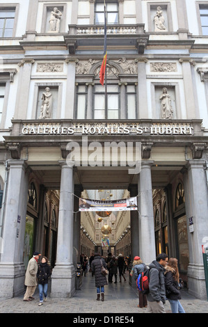 Shopping di Natale nelle gallerie Royales St Hubert arcade a Bruxelles. Belgio, Europa Foto Stock