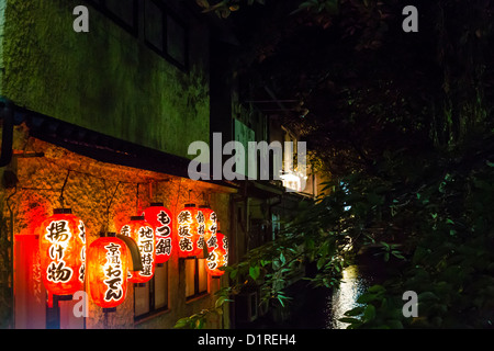 Lanterne nel distretto di Pontocho a Kyoto, in Giappone Foto Stock