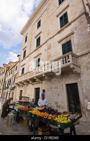 Elk192-3515v Croazia, Dubrovnik, produrre venditore in città principale street Foto Stock