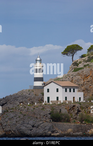 Sul Northwestcoast di Mallorca ligthhouses è stata importante per secoli per aiutare le navi di evitare le scogliere e Foto Stock