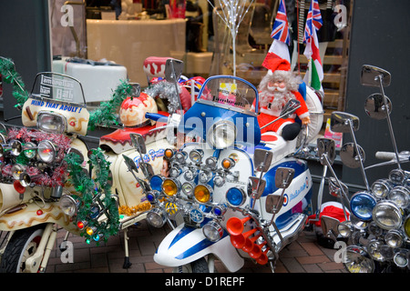 1960 Scooters lambrettas parcheggiato in Carnaby Street, Londra, Inghilterra Foto Stock