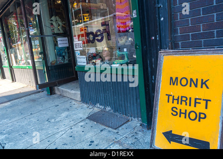 New York, East Village , Shopping, Vintage Old Clothing Store, 'Monk Thrift Shop' affari anni '1980 Foto Stock