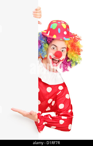 Un maschio di clown gesti su un pannello vuoto isolato su sfondo bianco Foto Stock