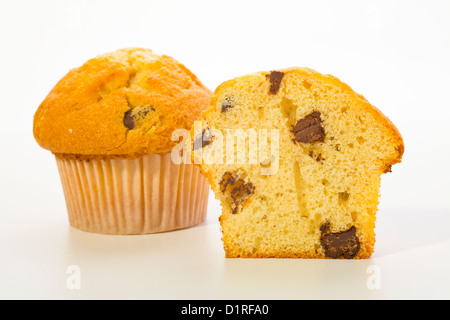 Close up di un muffin biscotti con scaglie di cioccolato su sfondo bianco Foto Stock