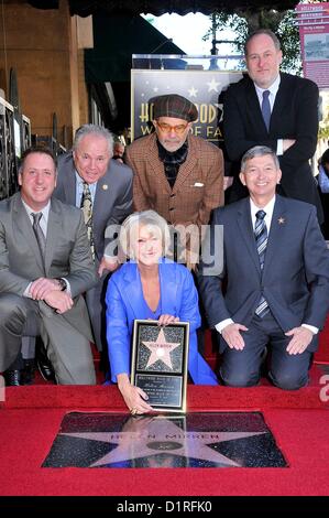 Los Angeles, California, USA. Il 3° gennaio 2013. Christopher Barton, Tom LaBonge, Helen Mirren, David Mamet, Jon Turteltaub, Leron Gubler alla cerimonia di induzione per la stella sulla Hollywood Walk of Fame per Helen Mirren, Hollywood Boulevard, Los Angeles, CA il 3 gennaio 2013. Foto Da: Michael Germana/Everett Collection Foto Stock