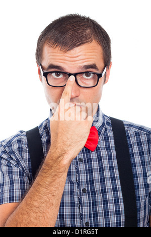 Close up di gravi nerd uomo che indossa occhiali, isolato su sfondo bianco. Foto Stock