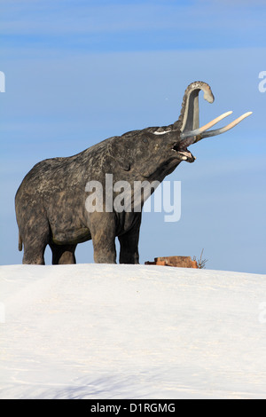 Un Americano Mastodon permanente sulla neve durante un età di ghiaccio Foto Stock