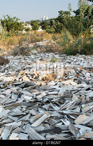 Scartato amianto rotti i pannelli del tetto nella campagna indiana Foto Stock