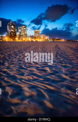 COOLANGATTA, Australia: La spiaggia e lo skyline di Coolangatta al crepuscolo. A volte abbinate come "città gemelle", Coolangatta e Tweed Heads, all'estremità meridionale della Gold Coast, a cavallo del confine tra Queensland e nuovo Galles del Sud. Foto Stock