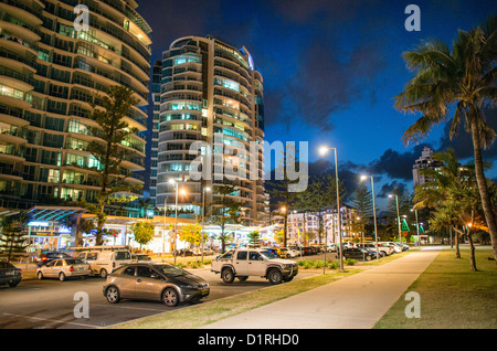 Queen Elizabeth Park di notte Coolangatta Australia | COOLANGATTA, Australia - alte torri di appartamenti illuminate fiancheggiano il fronte spiaggia al Queen Elizabeth Park al crepuscolo. Coolangatta e le vicine Tweed Heads, conosciute insieme come "Twin Towns", si trovano sulla Gold Coast meridionale, dove il Queensland incontra il nuovo Galles del Sud. Foto Stock