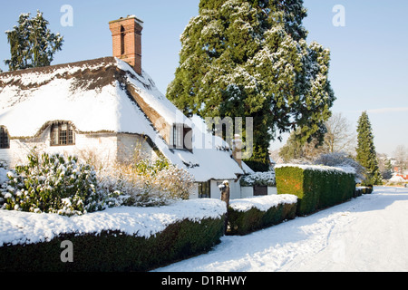 Neve in un albergo con tetto di paglia a Esher, Surrey, Inghilterra, Regno Unito Foto Stock