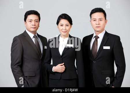 Coppia colleghi di lavoro in piedi a fianco a fianco con fiducia Foto Stock