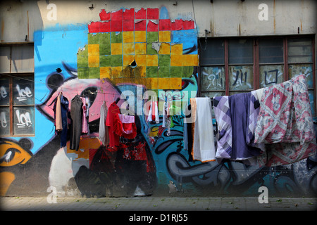 Graffiti e lavaggio su una linea a Shanghai in Cina Foto Stock