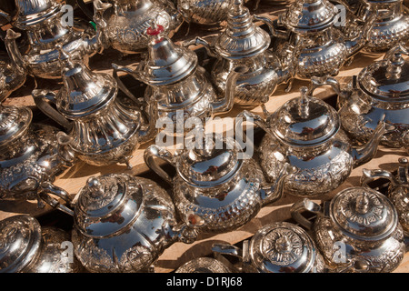 Il Marocco Marrakech, Mercato. Teiere in vendita. Foto Stock