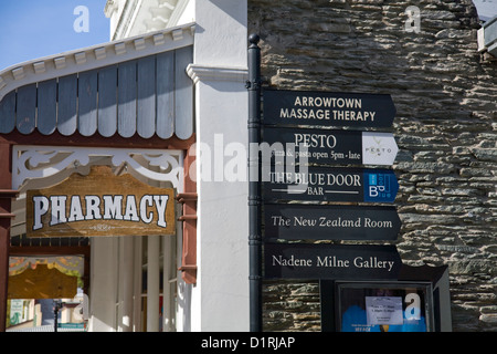 Farmacia di Arrowtown e cartello, regione di Otago, Isola del Sud, nuova Zelanda Foto Stock