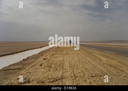 La causeway e la strada che attraversa il Chott El Jerid Salt Lake da Tozeur a Tebili nel deserto del Sahara in Tunisia Foto Stock