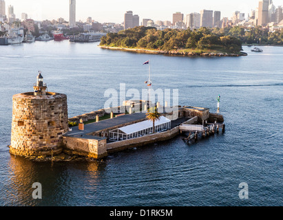 Storica Isola Pinchgut (Fort Denison), il Porto di Sydney, Australia visto all'alba in inizio di mattina di luce. Foto Stock