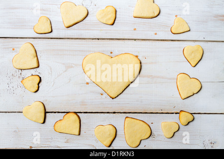 A forma di cuore i cookie su un vecchio tavolo in legno Foto Stock