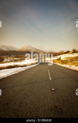 Pomeriggio di sole su una strada5084 a Torver in inglese il Parco Nazionale del Distretto dei Laghi Foto Stock