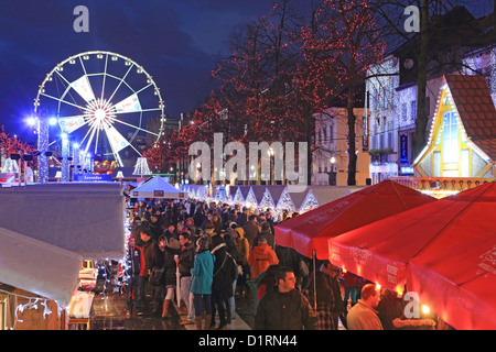 Il mercato di Natale e la grande ruota di Santa Caterina è posto sul mercato del pesce, parte di Bruxelles Meraviglie invernali, in Belgio Foto Stock