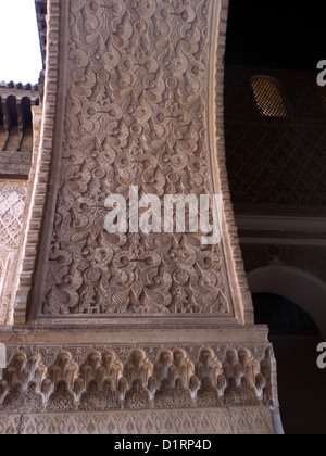 Ben Youssef Medersa o Madrasa - dettaglio di arco che conduce alla sezione della moschea. Foto Stock