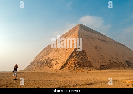 Tourist prende le immagini della Sneferu piegato della piramide (2600 AC), Dahshur, Egitto Foto Stock