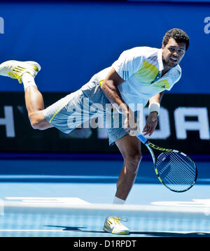 04.01.2013 Perth, Australia. Jo-Wilfred Tsonga (FRA) serve a Kevin Anderson (RSA) durante la Hyundai Hopman Cup di Perth Arena. Foto Stock